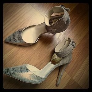 Vince Camuto gray snakeskin pointy heel